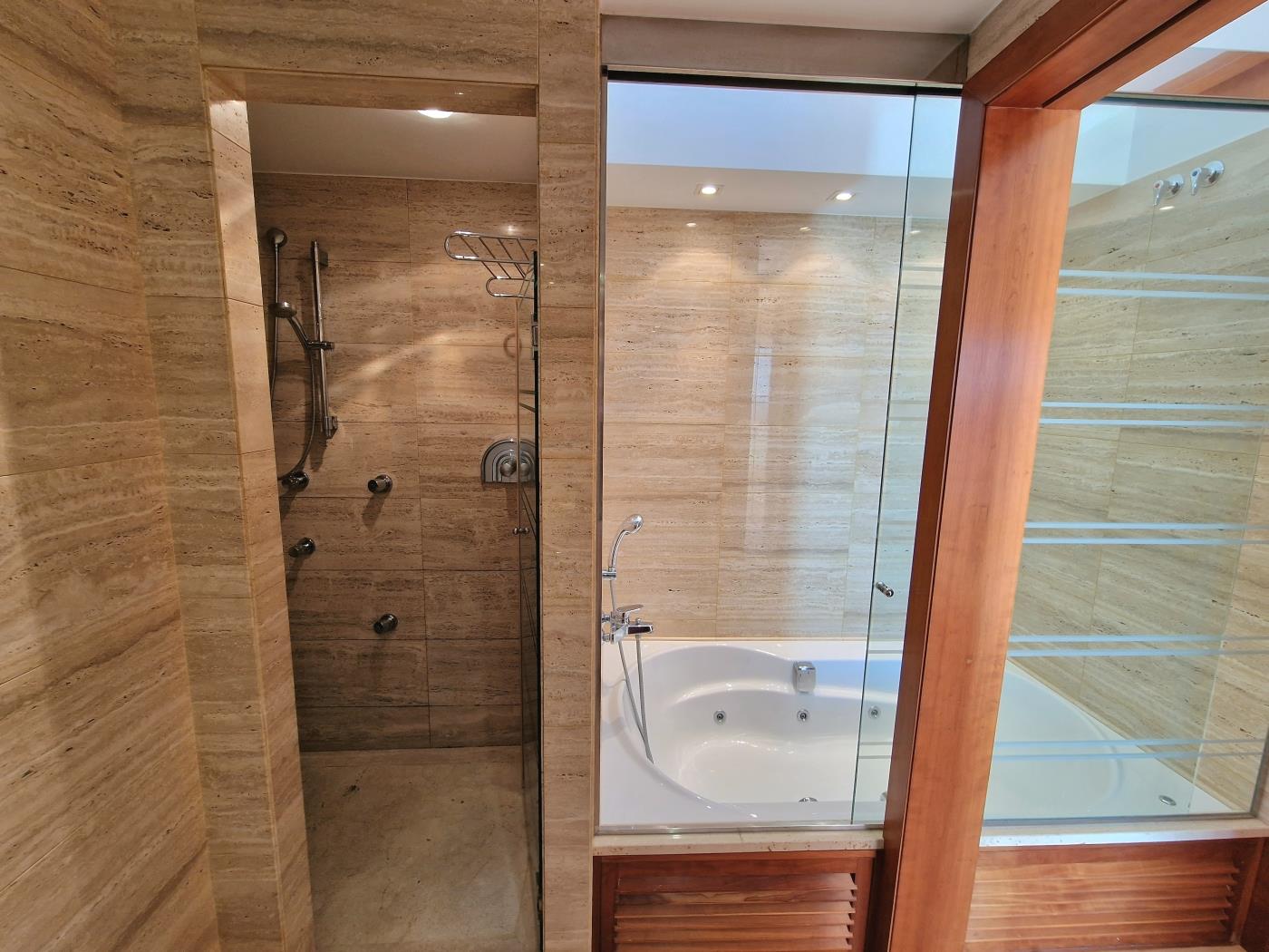 image Single-family home with magnificent views and swimming pool 28