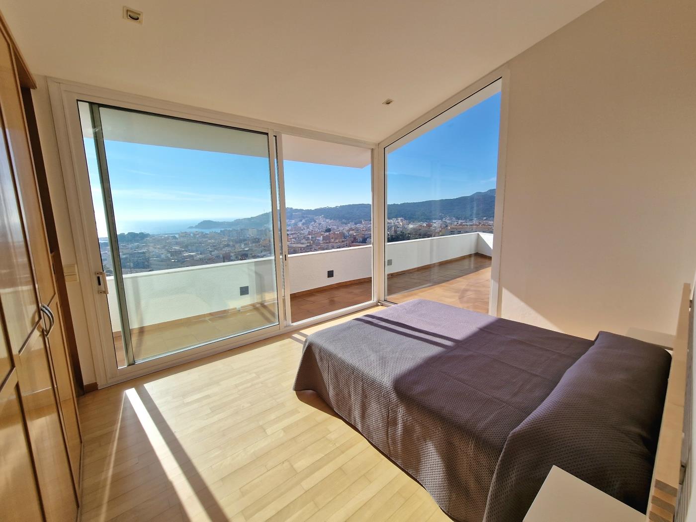 image Single-family home with magnificent views and swimming pool 29