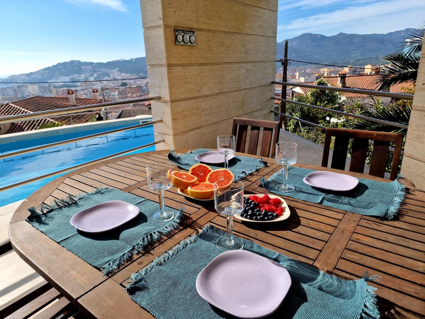 image Single-family home with magnificent views and swimming pool 2