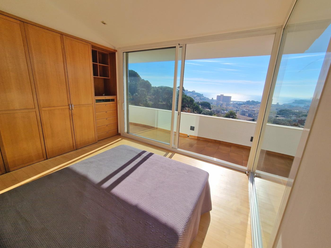 image Single-family home with magnificent views and swimming pool 30