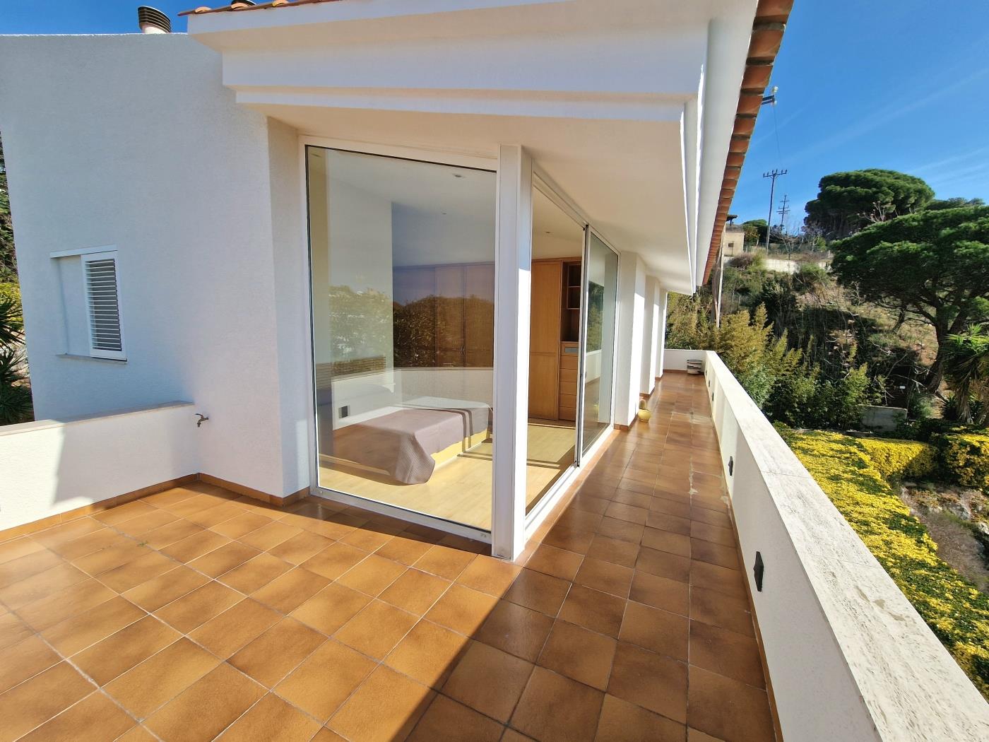 image Single-family home with magnificent views and swimming pool 31