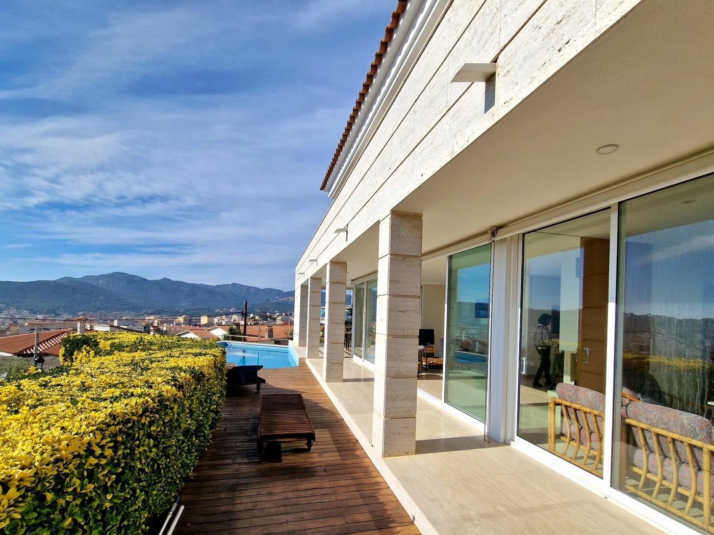 image Single-family home with magnificent views and swimming pool 33
