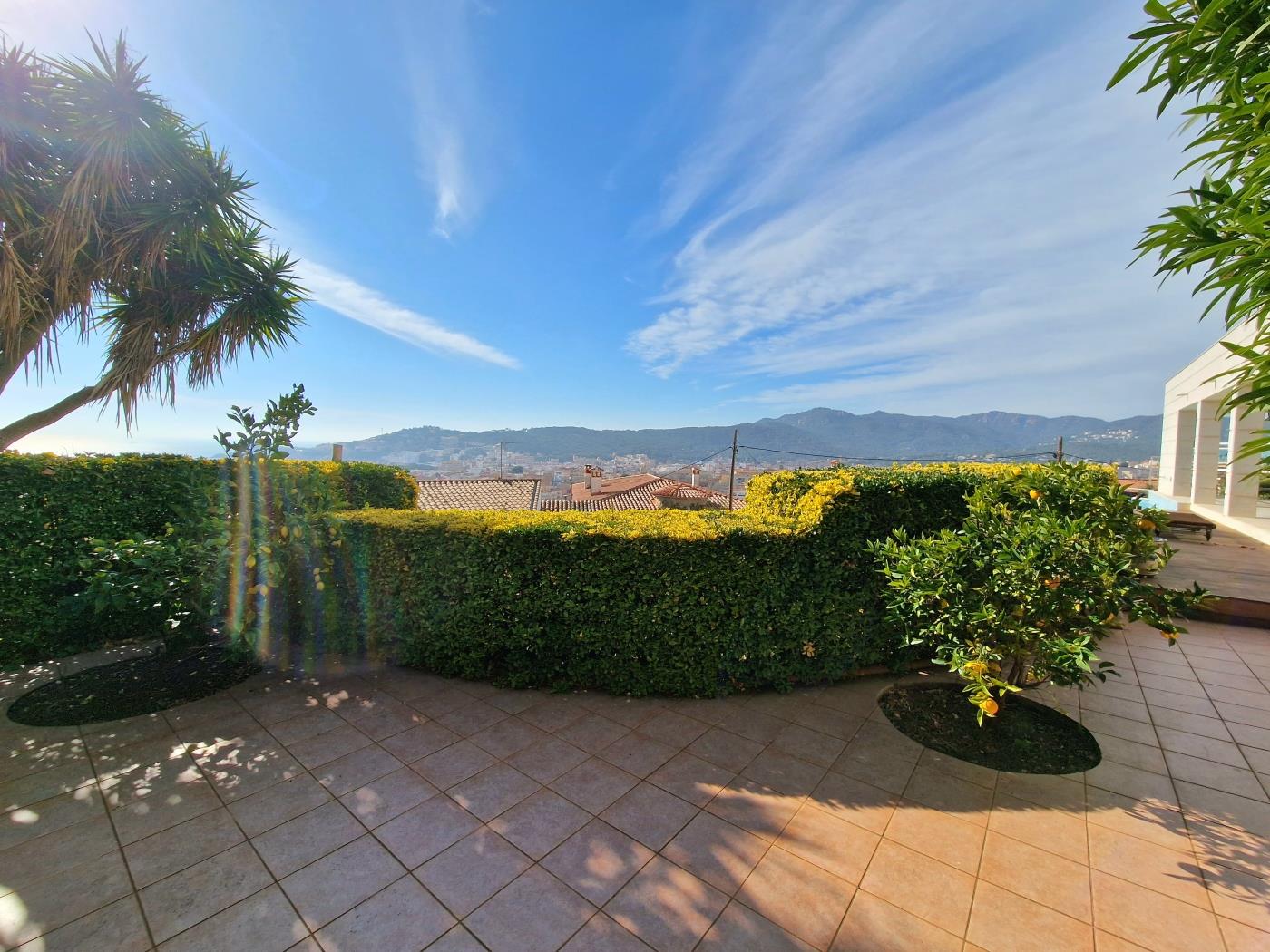 image Single-family home with magnificent views and swimming pool 34