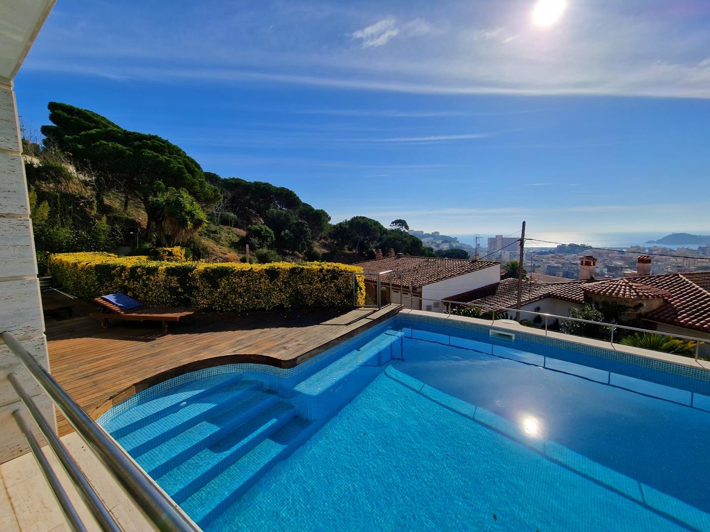 image Single-family home with magnificent views and swimming pool 3