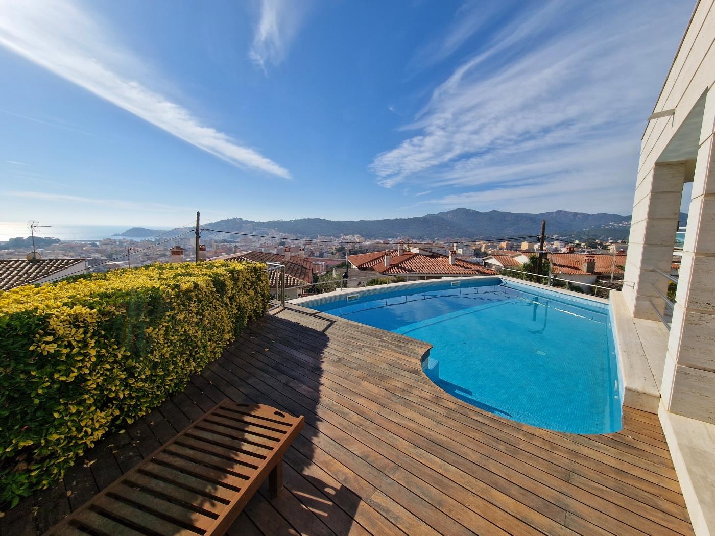 image Single-family home with magnificent views and swimming pool 4