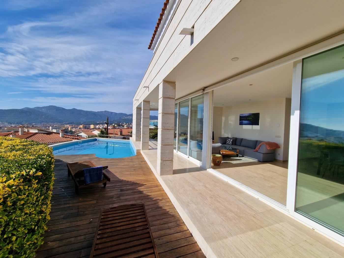 image Single-family home with magnificent views and swimming pool 5