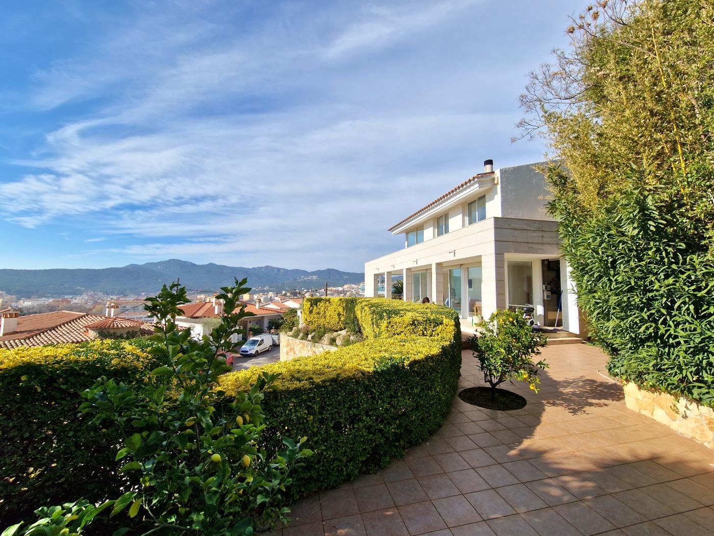 image Single-family home with magnificent views and swimming pool 6