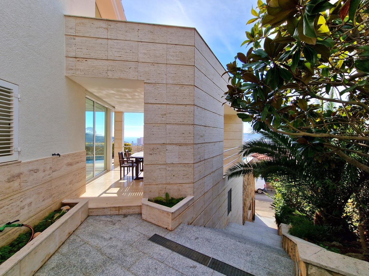 image Single-family home with magnificent views and swimming pool 7