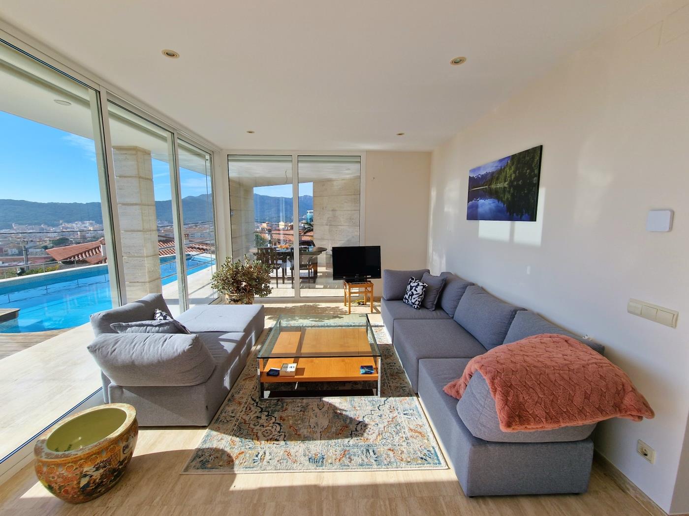 image Single-family home with magnificent views and swimming pool 8