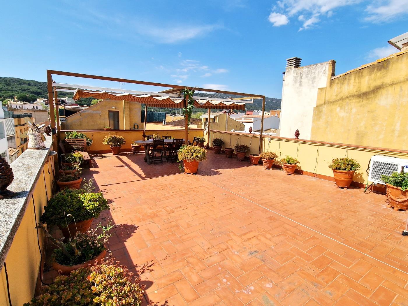image Acogedora casa en Sant Feliu con una gran terraza. 1